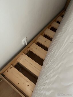 Postel i s matracemi a nočními stolky - 4