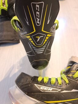 Hokejové brusle CCM Tacks velikost 32. - 4