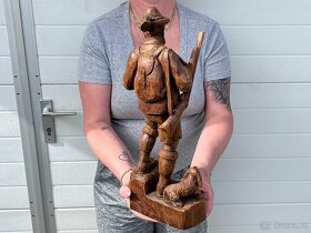 Myslivec s jezevčíkem dřevěná socha dřevořezba - 4