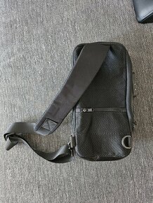 Weixier outdoor batoh přes rameno s USB Eliseo Černý 5L - 4