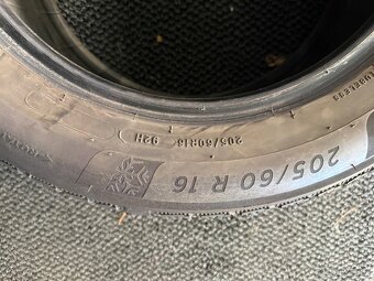 prodám zimní 205/60/16 Michelin - 4