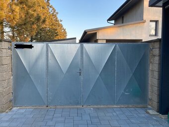 prodám vrata 1,8 x 3,9 m - 4