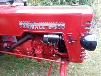 Veteránský traktor IHC D320 Farmall - 4