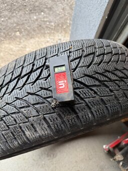 Prodám zimní pneu 215/55 R17 - 4