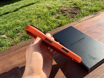 Kožené pouzdro Ryan London Saddle Brown pro iPhone 17 Pro - 4