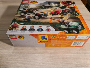LEGO® Jurassic World 76950 Útok triceratopsu/balíkovna 30kc - 4