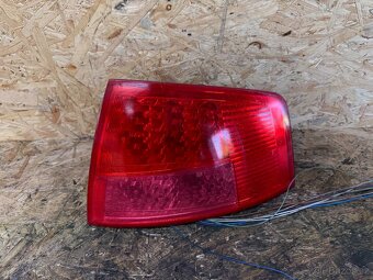 PRAVÉ ZADNÍ SVĚTLO AUDI A8 D3 - 4