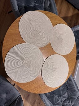 Jídelnî kulatý stůl - 4