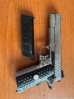 Airsoftová zbraň , komplet za 5,500kč. - 4