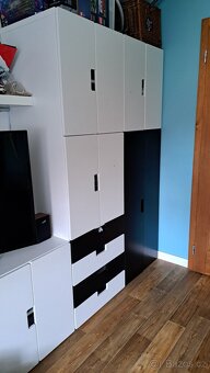 Prodám palandu SMASTAD v černo bílé + skříně ve stejné barvě - 4