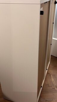 Bílá vitrína / komoda SYVDE s prosklenými dveřmi IKEA - 4