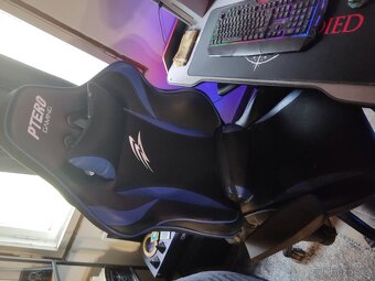 Kompletní balíček PC s monitory herním stolem i židlí - 4
