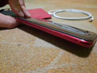 Červený iPhone SE 2020, včetně obalu a ochranného krytu, vel - 4