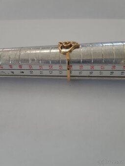 Zlatý prsten ve tvaru srdce s kamínkem - 4