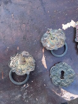 Ozdobne kovani ze stare drevene skrine se suplikem - 4