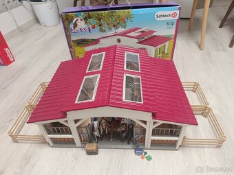 Schleich 42344 Stáj s koňmi a příslušenstvím - 4