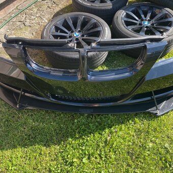 Přední nárazník bmw e90, kola R17 - 4