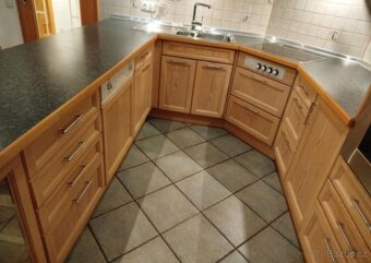 Velká kuchyňská linka z masivu s vestavěnými spotřebiči,5603 - 4