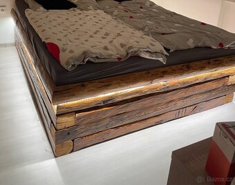 Masivní postel ze střešních trámů - 4
