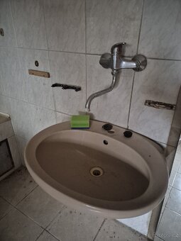 Lustr, světla, radiátory, věšáky, zrcadlo, umyvadlo - 4