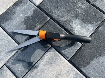 Zahradní nůžky Fiskars a Zahradní postřikovač Gardena - 4