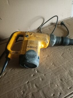 Bourací kladivo SDS Max. Značka DeWALT 1800 Watt - 4