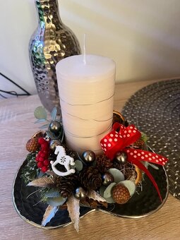 Vánoční svícen s masivní krémovou svíčkou a doplňky - 4