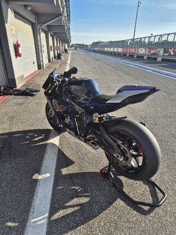 Yahama R1M 2015 okruhová - 4