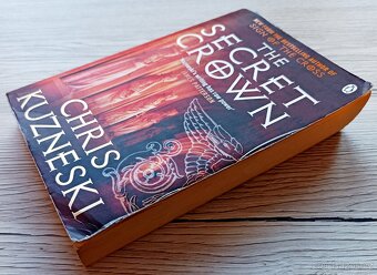 Kniha The Secret Crown, paperback, anglicky - 4