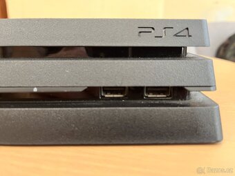 Sony PlayStation 4 Pro (1 TB) + ovladač - 4