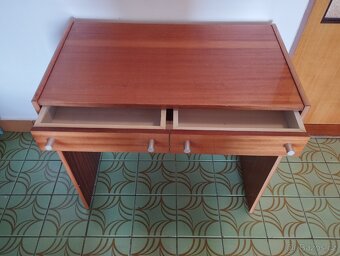 Noční stolky a toaletní stolek - 4