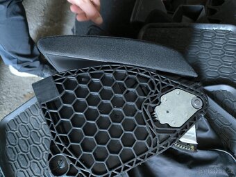 Škoda Octavia 2 loketní opěrka - nová - 4