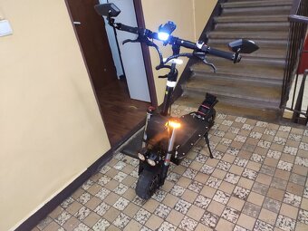 Prodám koloběžku Boyeda 5600watt, 2 motory, dojezd až 60KM, - 4