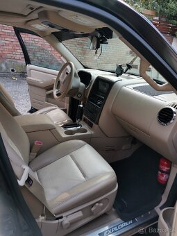 Ford Explorer V8 benzín 4x4 7-míst - 4