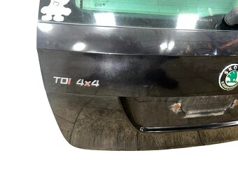 Páté dveře černá metalíza LF9R Škoda Superb 2 kombi 2011 - 4