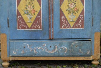 Prodáme lidovou malovanou skříň - 4