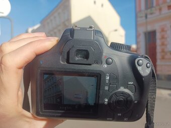 Fotoaparát Canon EOS D4000 s nabíječkou baterií, top stav - 4