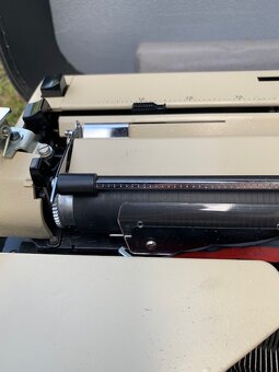 Prodám kufříkový psací stroj Consul. - 4