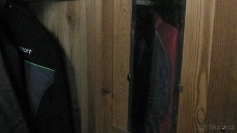 Dřevěná šatní skříň - 4