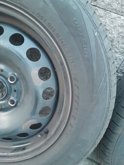Prodám plechové kola rozteč 5x112 s letními pneu. - 4