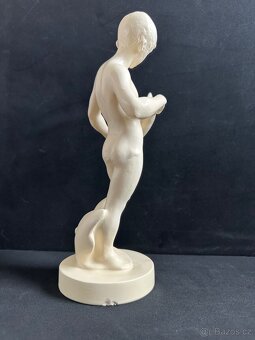 Soška chlapec s lodičkou - 4