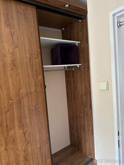 šatní skříň s posuvnými dveřmi, zrcadlem a osvětlením - 4