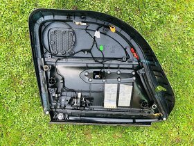 Pravé zadní okno, vnitřní plast dveří(tapec) Audi A4 2007 - 4