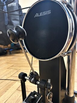 Prodám elektronickou bicí soupravu Alesis Command Mesh Kit - 4