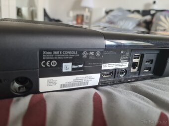 Xbox 360 E Stingray 500Gb s kineckem + 2xhra - 4
