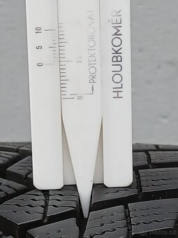 Zánovní zimní pneu Goodyear 205/55/19 vzorek 8mm - 4