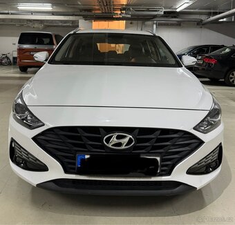 Prodám Hyundai i30 1.6 CRDi, automat, r.v. 2021, bílé barvy - 4