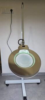 Kosmetická lupa s LED světlem na stojanu - 4
