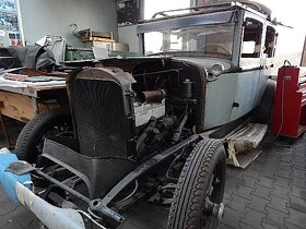 PLYMOUTH model 30-U Sedan - 4