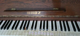 PIANO ZNAČKA BROŽ + otočná stolička - 4